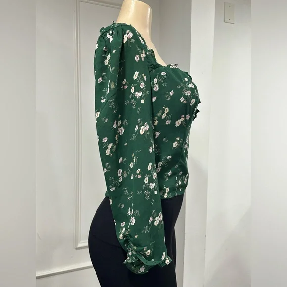 NWT Abercrombie & Fitch Women's Green Blouse with floral pattern.
Size: Médium - Picture 4 of 8